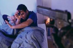 شابان وفتاة يقتحمان حظيرة لإنشاء ثكنة عسكرية لقضاء ليلة مجون في أرزيو