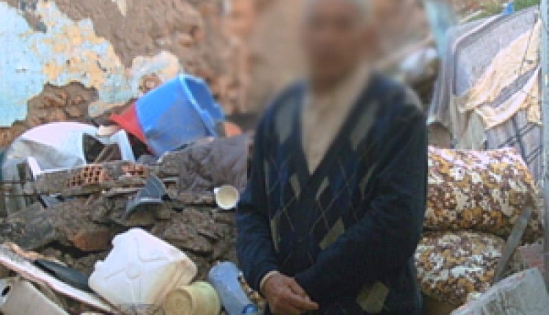 تحصل على بطاقة فقير ويعيش في الظلام…عمي عبد المجيد يناشد المحسنين مساعدته لعلاج زوجته وابنته المريضتان