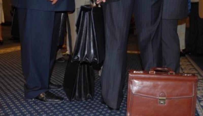 رجل أعمال وموثق يزوران محررات قطعة أرضية قيمتها 16 مليار