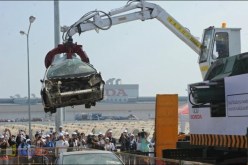 بالفيديوعمال في السودان يحولون سيارة رئيسهم إلى كومة من حديد الكسر