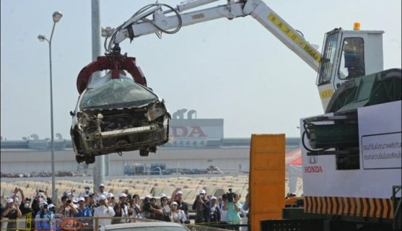 بالفيديوعمال في السودان يحولون سيارة رئيسهم إلى كومة من حديد الكسر