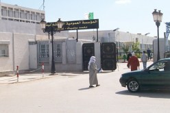 غاضبون يقتحمون ادارة مستشفة و يعتدون على مديره و عوني امن بغليزان