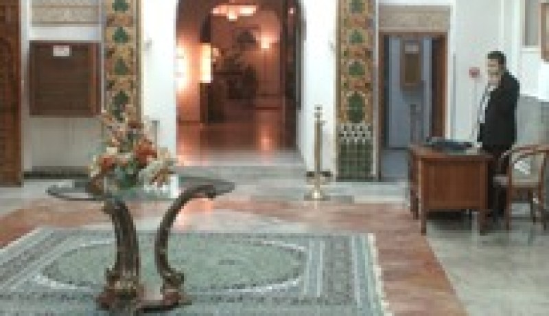 موظفون بفندق الجزائر متهمون بسرقة خراطيش من السجائر