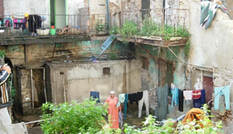 سكان حوش القلعة بالشراڤة يهددون بالاحتجاج : عائلات تعيش العزلة والحرمان بسبب قطع الطريق