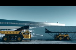 فيديو مثير.. قفزة بدراجة نارية على أضخم شاحنتين متحركتين