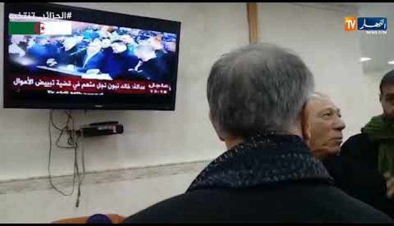 خبراء إقتصاديون: “عقلية البيلك كانت تسير الإقتصاد الوطني..فالجزائر أصبحت مال سايب الكل نهب وذهب”