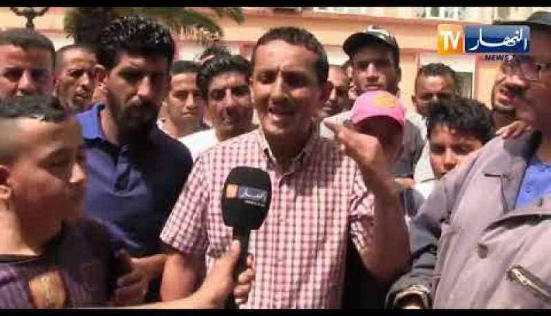شاهد طريقة إحتجاج سكان فرندة على قائمة السكن