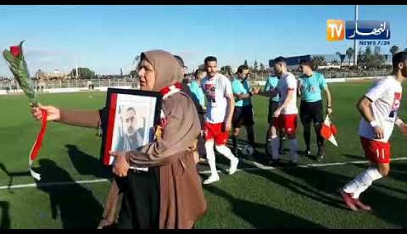 دقيقة صمت بملعب بومزراق ترحما على روح الفقيد عز الدين الشلفي