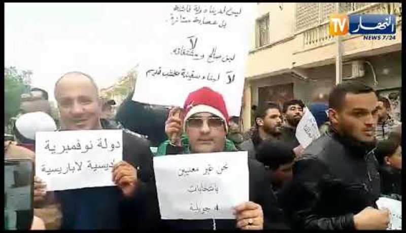 شاهد..مظاهرات سلمية بالـ”السوقر” تطالب بالتغيير !!