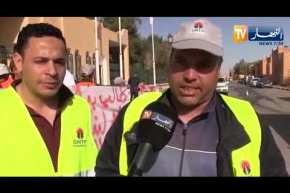 عمال SNTP في وقفة احتجاجية أمام مقر ولاية تندوف للمطالبة بالابقاء على مديرهم