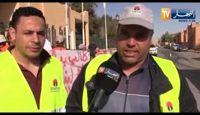 عمال SNTP في وقفة احتجاجية أمام مقر ولاية تندوف للمطالبة بالابقاء على مديرهم