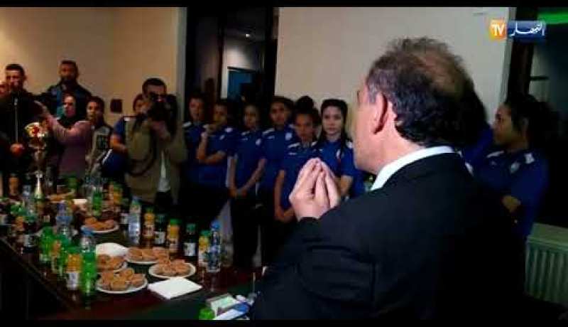 رئيس بلدية أقبو مولود صالحي يكرم فتيات فريق كرة قدم إناث‎