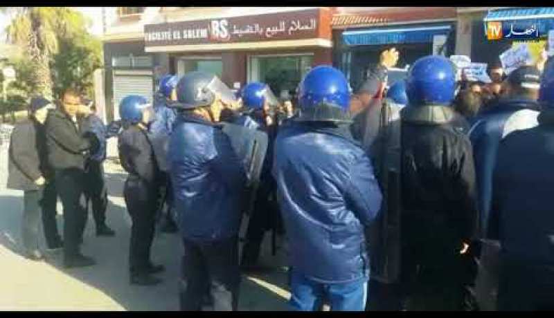 التكتل النقابي لقطاع التربية الكناباست وأنباف يحتجون أمام مقر ولاية مستغانم