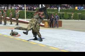 شاهد كيف تفاعل الفريق قايد صالح مع إستعراضات مغاوير الجزائر وتصفيقه الحار لحركاتهم القوية