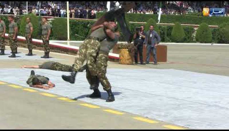 شاهد كيف تفاعل الفريق قايد صالح مع إستعراضات مغاوير الجزائر وتصفيقه الحار لحركاتهم القوية