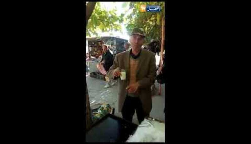 شاهد.. شيخ جزائري يأكل السردين نيء بالحليب