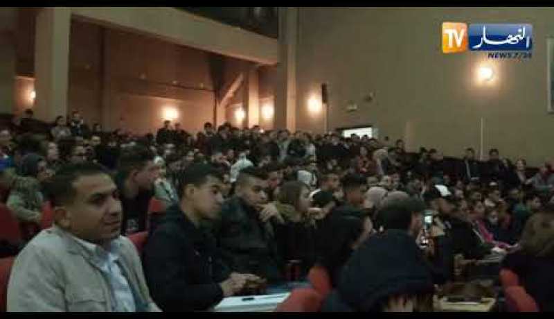 طلبة جامعة تيزي وزو يطرحون الأسئلة على كريم طابو