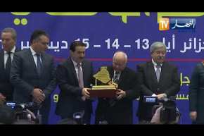 شاهد عمارة بن يونس يغير مكانه حتى لا يكون بجانب نعيمة صالحي