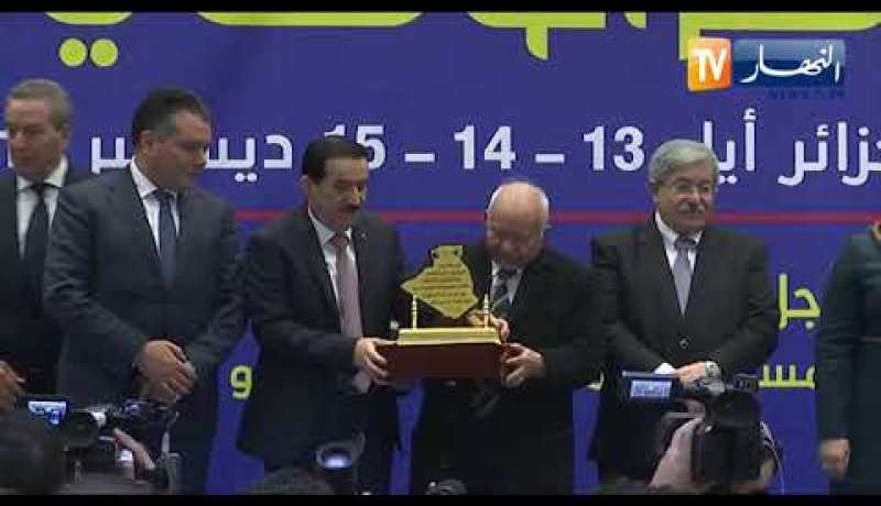 شاهد عمارة بن يونس يغير مكانه حتى لا يكون بجانب نعيمة صالحي