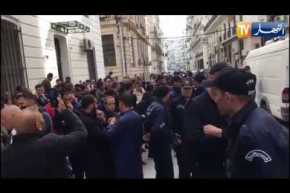 شاهد..بداية تجمهر المواطنين أمام محكمة ” عبان رمضان “