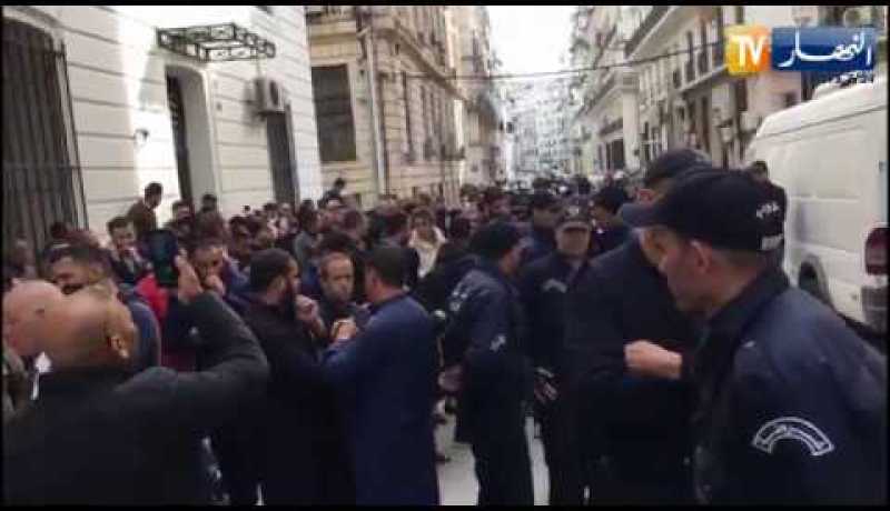 شاهد..بداية تجمهر المواطنين أمام محكمة ” عبان رمضان “