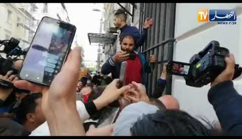 شاهد رئيس شبيبة القبائل شريف ملال أمام محكمة سيدي محمد بالعاصمة