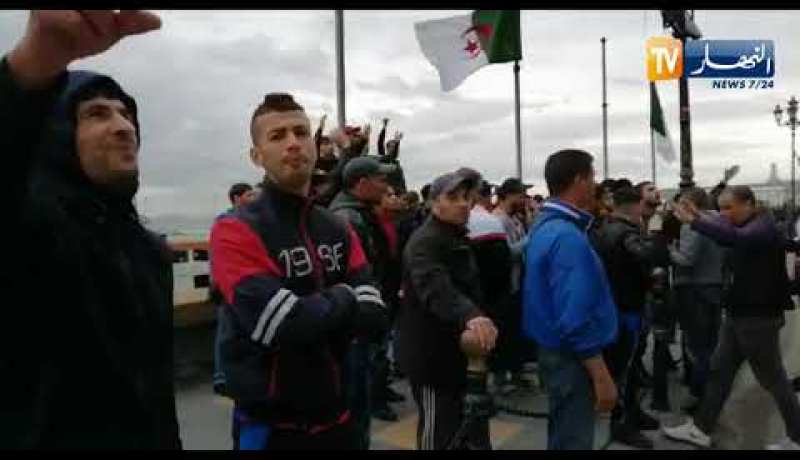 سكان القصبة يحتجون أمام مقر الولاية بسبب حادث إنهيار العمارة