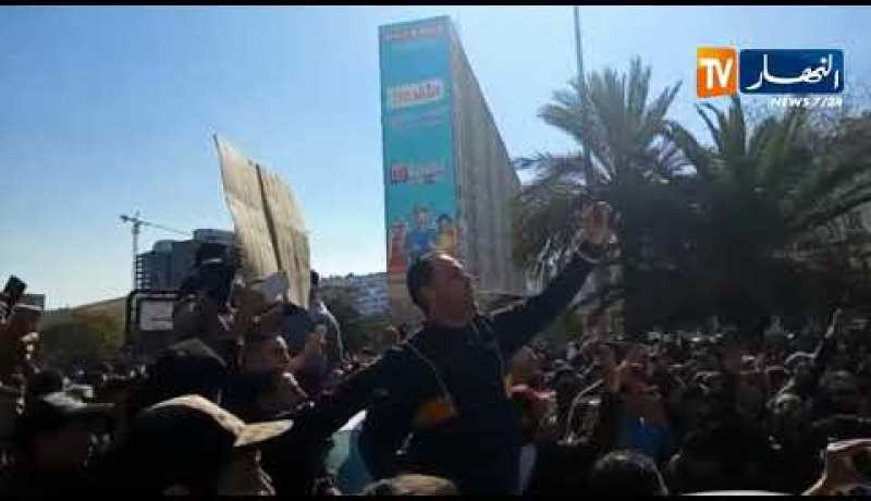 سياسة: مسيرات سلمية تطالب بالتغيير والإصلاح السياسي