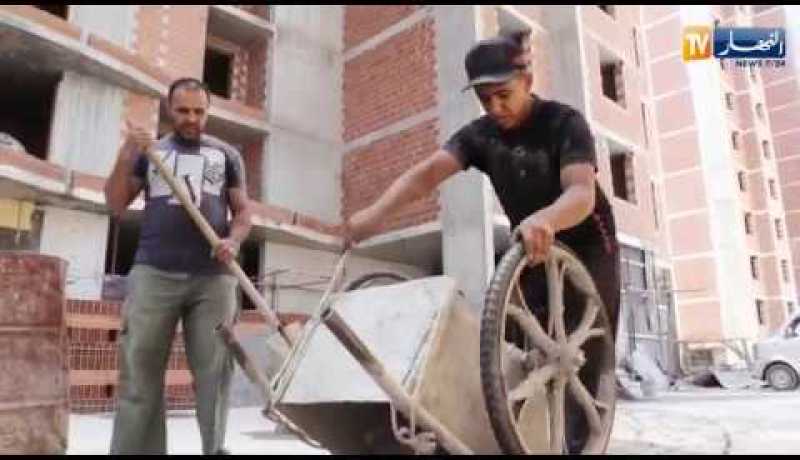 مجتمع: عمال لا تثنيهم حرارة الصيف ولا مشقة المهنة عن العمل