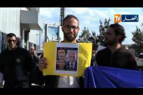 عمال مجمع سيفيتال في وقفة أمام مقر المجمع تضامنا مع رجل الأعمل “اسعد ربراب”