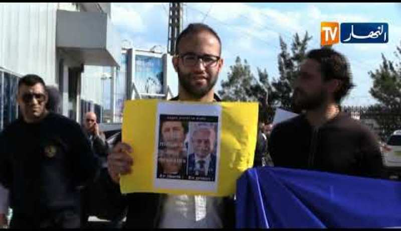 عمال مجمع سيفيتال في وقفة أمام مقر المجمع تضامنا مع رجل الأعمل “اسعد ربراب”