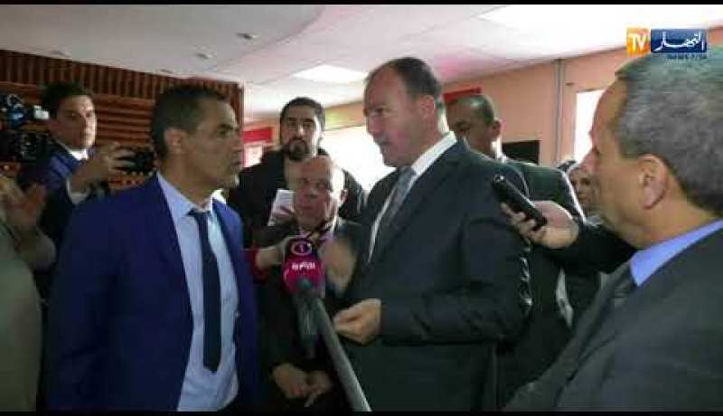 شاهد كيف فقد وزير الرياضة أعصابه بسبب مسطرة!!