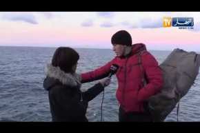 غواص متطوع يحاول نزول البحر للمشاركة في عمليات البحث عن الصحفي بن حليمة