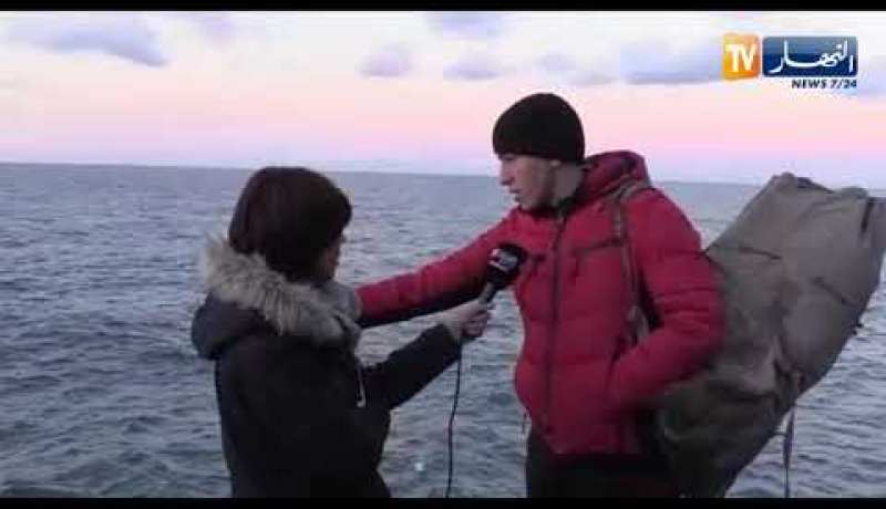 غواص متطوع يحاول نزول البحر للمشاركة في عمليات البحث عن الصحفي بن حليمة