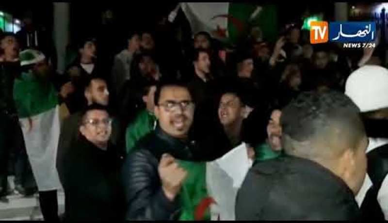 خروج الآلاف من المواطنين إحتفالا بإستقالة الرئيس بوتفليقة بمختلف ولايات الوطن