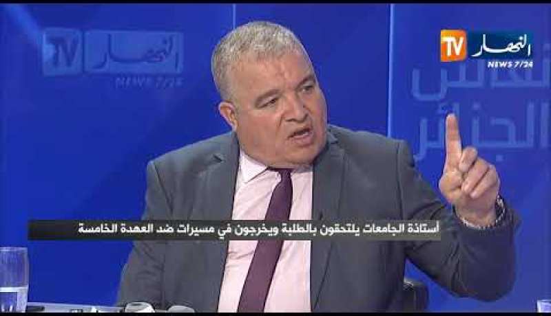 نقاش الجزائر: أساتذة الجامعات يلتحقون بالطلبة ويخرجون في مسيرات ضد العهدة الجديدة