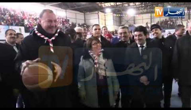 الوزير حطاب يستعرض مهاراته في رياضة كرة السلة