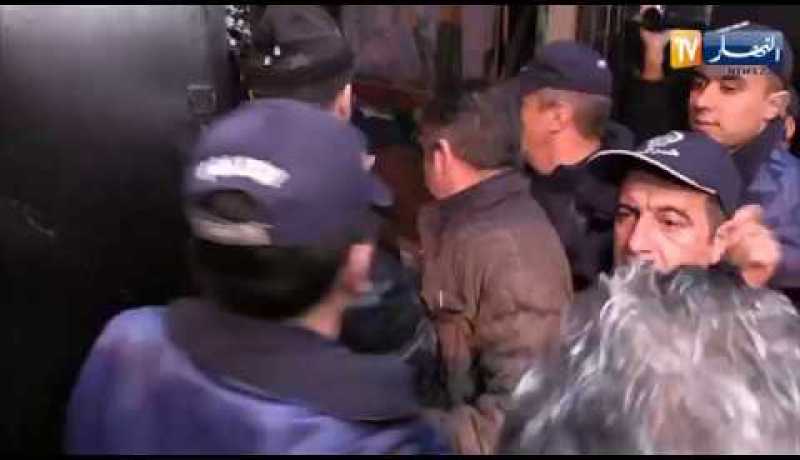 مشادات بين عادل عمروش وبعض أنصار المولودية بعد الإقصاء من كأس الجمهورية