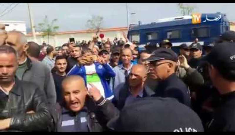 هكذا كانت ردت فعل المواطنين بعد دخول “عبد الغاني هامل “إلى محكمة تيبازة