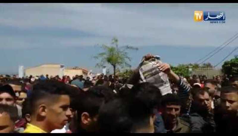 عدد اليوم من “جريدة النهار” يصنع الحدث أمام محكمة تيبازة