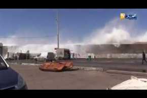 أمواج عالية ورياح قوية توقف حركة السفن وقوارب الصيد بميناء الغزوات