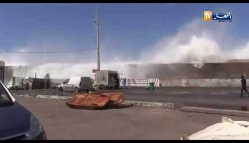 أمواج عالية ورياح قوية توقف حركة السفن وقوارب الصيد بميناء الغزوات