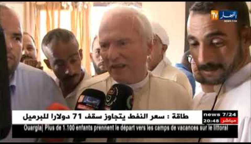آلاف الحضور يشيعون العقيد أحمد بن شريف إلى مثواه الأخير