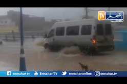 شباب من الغزوات ينقذون إمرأة جرفتها السيول وسط المدينة
