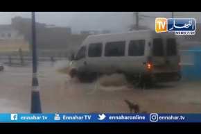 شباب من الغزوات ينقذون إمرأة جرفتها السيول وسط المدينة