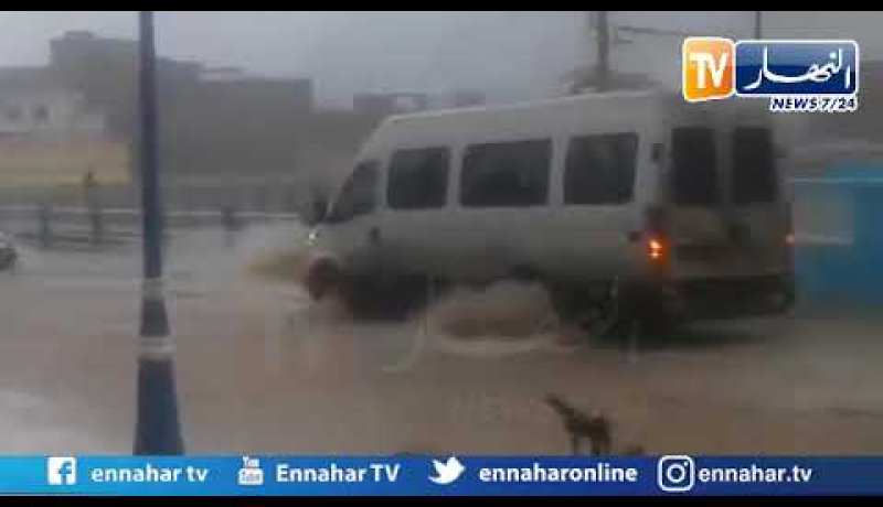 شباب من الغزوات ينقذون إمرأة جرفتها السيول وسط المدينة