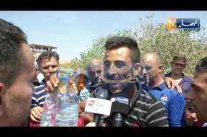 شاهد مواطني “حمر العين” يتحدون وزارة الصحة ويشربون من منبع “بلكبير”