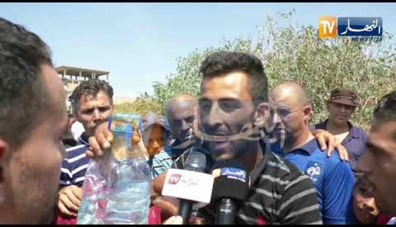 شاهد مواطني “حمر العين” يتحدون وزارة الصحة ويشربون من منبع “بلكبير”