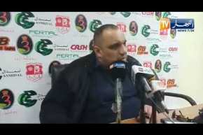 عبد الباسط زعيم ينفجر ويذرف الدموع بسبب شتم والدته المتوفية من طرف الأنصار