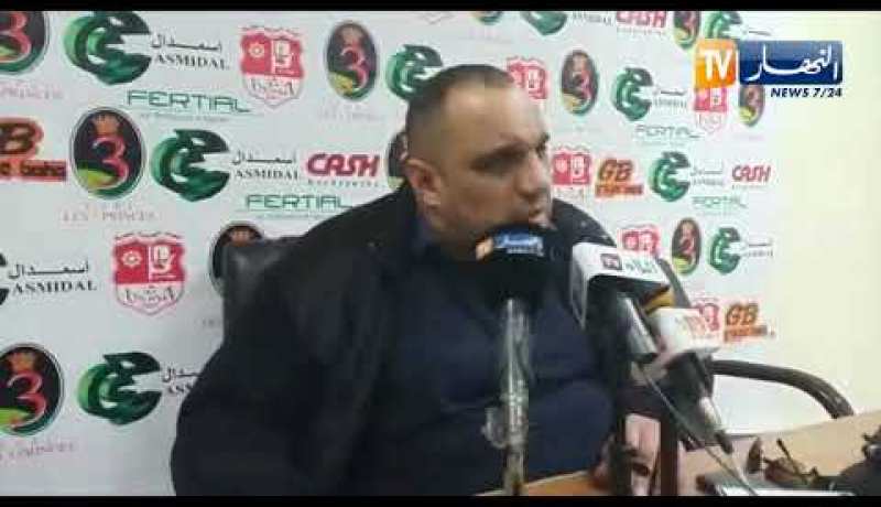 عبد الباسط زعيم ينفجر ويذرف الدموع بسبب شتم والدته المتوفية من طرف الأنصار